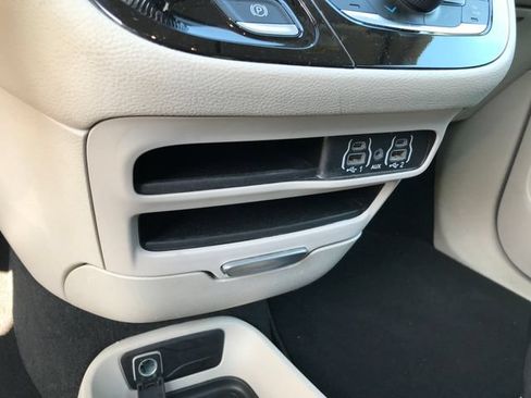 Used 2024 Chrysler Pacifica Limited FWD image 8