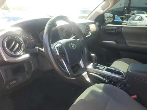 Used 2017 Toyota Tacoma SR5 w/ Tow Package RWD image 11