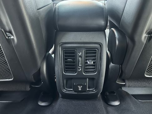 Used 2019 Jeep Grand Cherokee Altitude image 37