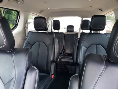 Used 2024 Chrysler Pacifica Limited FWD image 6