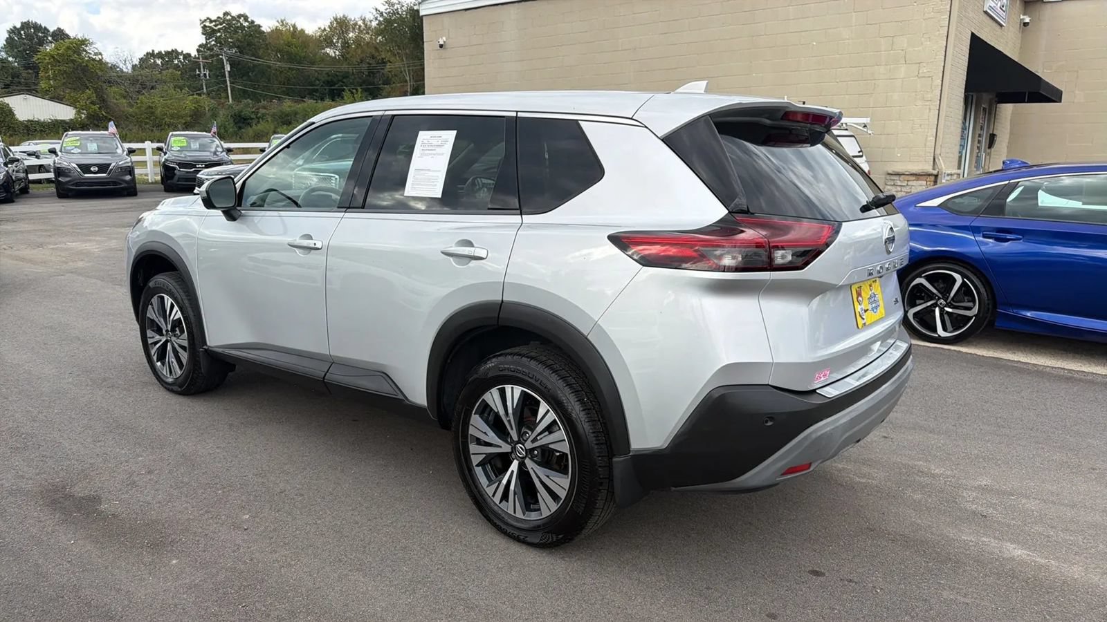 Used 2021 Nissan Rogue SV FWD image 3