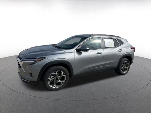 Used 2025 Chevrolet Trax LT w/ LT Convenience Package image 8