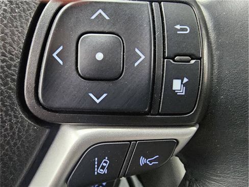 Used 2019 Toyota Highlander XLE FWD image 19
