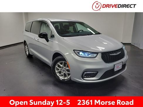 Used 2024 Chrysler Pacifica Touring-L FWD image 1