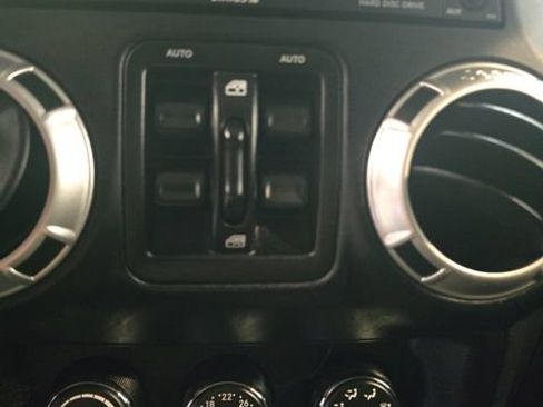 Used 2018 Jeep Wrangler Unlimited Sahara w/ Dual Top Group AWD/4WD image 13