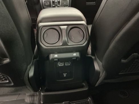 Used 2022 Jeep Wrangler Unlimited Rubicon w/ Cold Weather Group AWD/4WD image 25