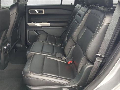 Used 2021 Ford Explorer XLT w/ Equipment Group 202A AWD/4WD image 17