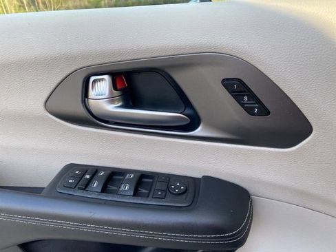 Used 2023 Chrysler Pacifica Touring-L AWD/4WD image 18
