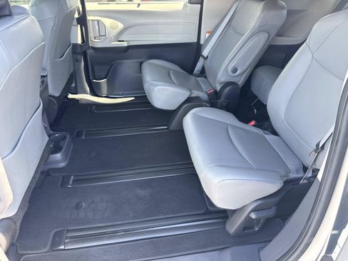 Used 2022 Toyota Sienna XLE FWD image 26