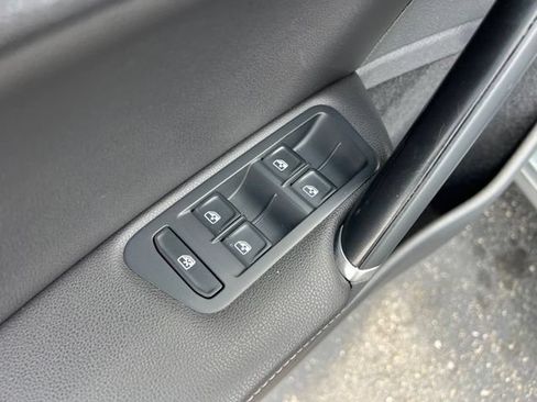 Used 2017 Volkswagen Golf SE FWD image 28