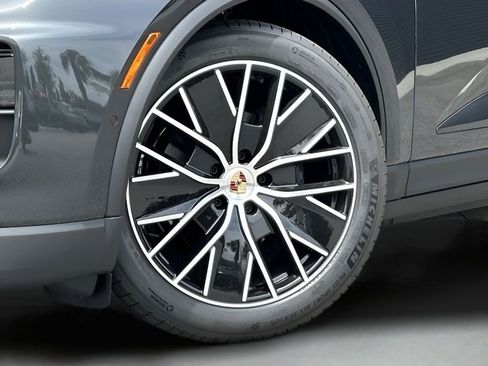 Certified 2025 Porsche Macan Electric image 6