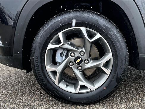 Used 2025 Chevrolet Trax LT w/ LT Convenience Package image 7