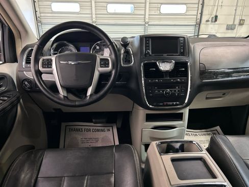 Used 2014 Chrysler Town & Country Touring FWD image 4
