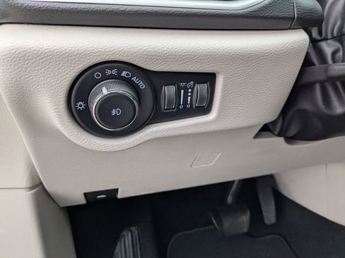 Used 2023 Chrysler Pacifica Touring-L FWD image 26