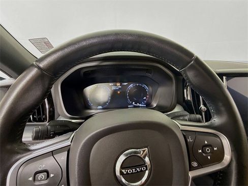Used 2020 Volvo XC60 T5 Momentum image 17