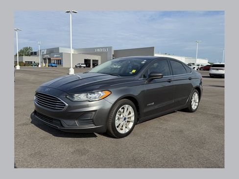Used 2019 Ford Fusion SE FWD image 1