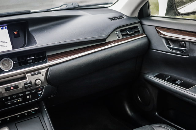 Used 2016 Lexus ES 300h w/ Luxury Package w/Wood Trim FWD image 25