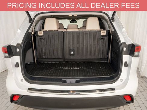 Used 2023 Toyota Highlander XLE FWD image 5