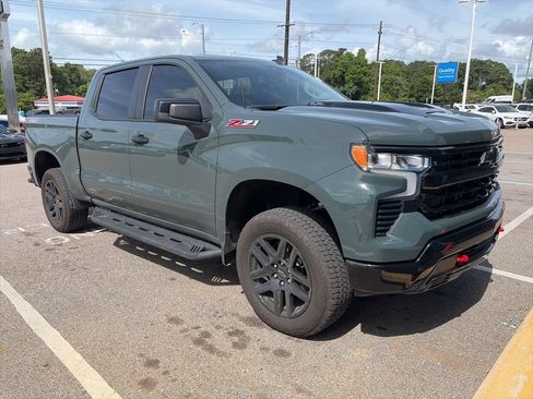 Used 2025 Chevrolet Silverado 1500 LT Trail Boss w/ Convenience Package II AWD/4WD image 2