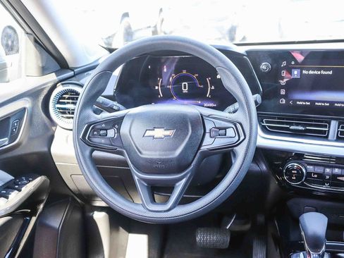 Used 2025 Chevrolet Trax LT FWD image 18