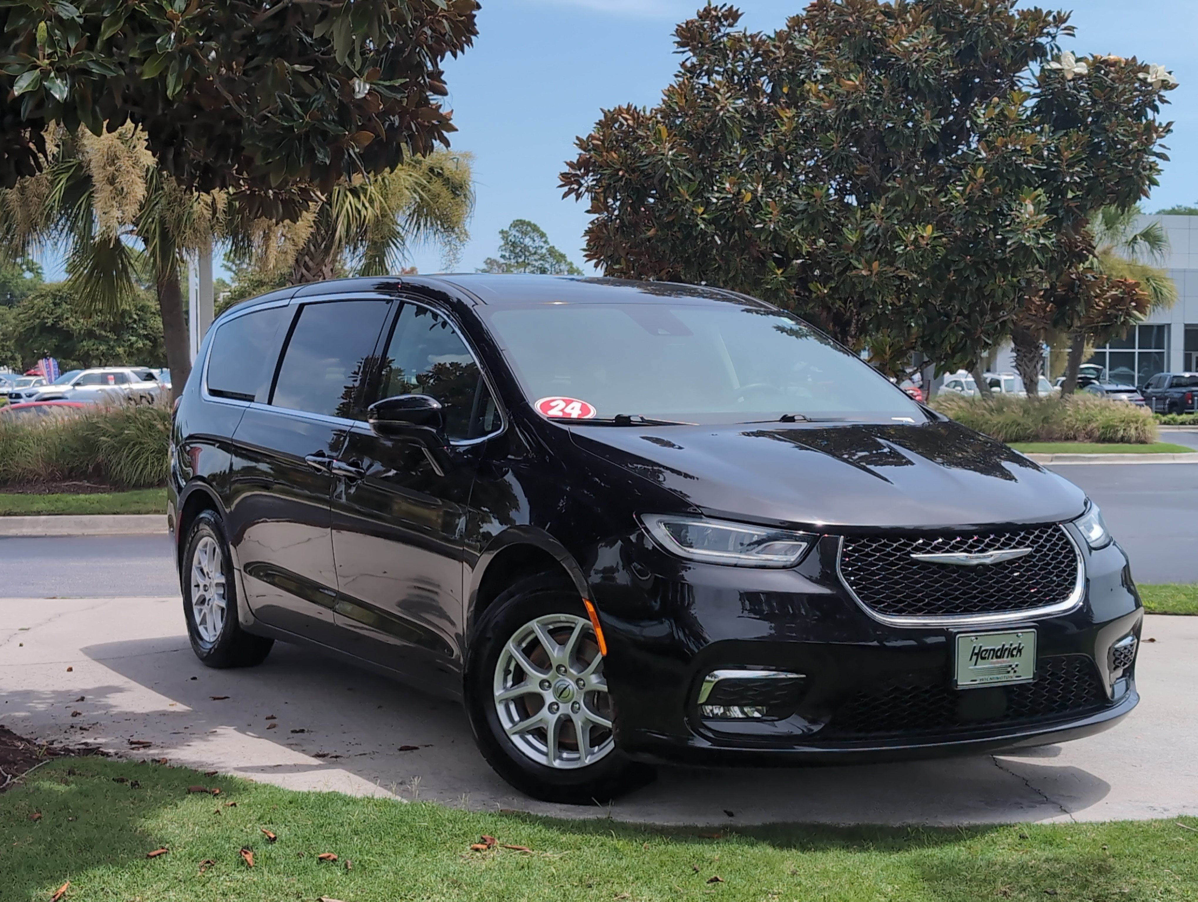 Used 2024 Chrysler Pacifica Touring-L FWD image 2