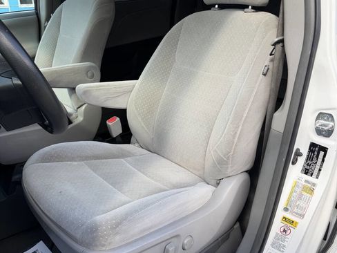 Used 2017 Toyota Sienna LE image 29