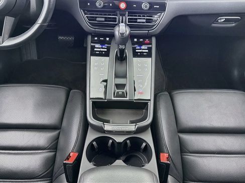 Certified 2024 Porsche Macan AWD/4WD image 16