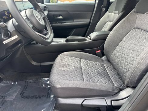 Used 2025 Nissan Kicks SV FWD image 9