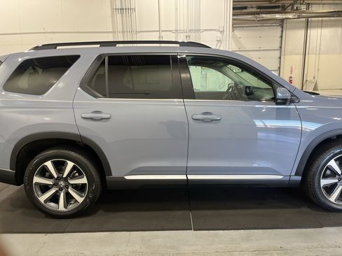 Used 2025 Honda Pilot Touring image 4