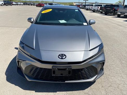 Used 2025 Toyota Camry SE w/ Convenience Package image 9