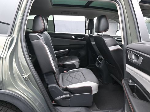 Used 2024 Volkswagen Atlas Peak Edition SE AWD/4WD image 40