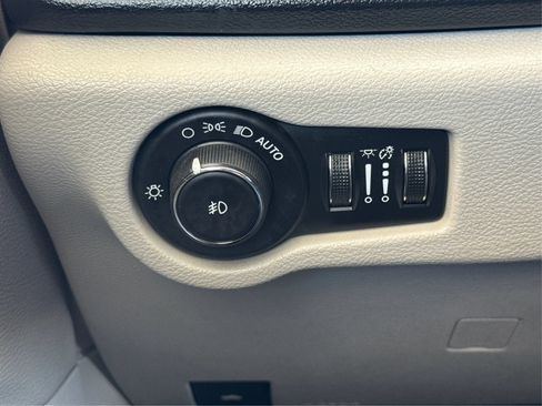 Used 2020 Chrysler Pacifica Touring-L FWD image 19