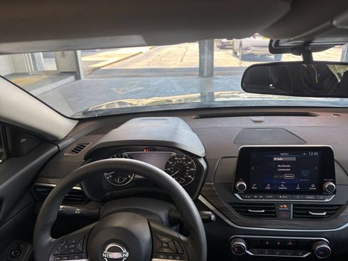 Used 2025 Nissan Altima 2.5 SV FWD image 35