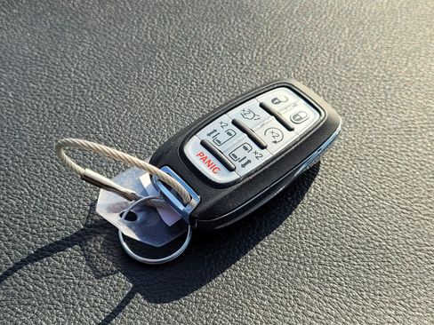 Used 2025 Chrysler Pacifica Limited FWD image 11