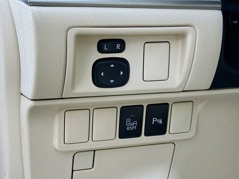 Used 2015 Lexus ES 300h Hybrid image 10