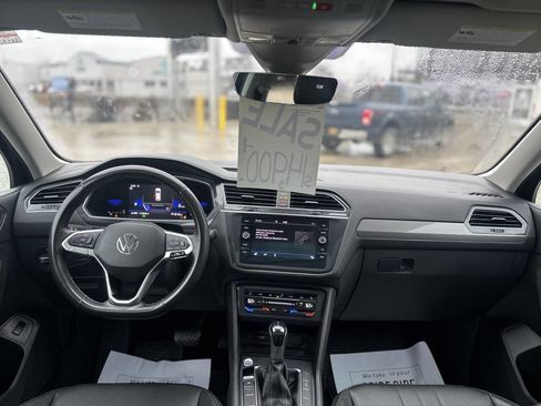 Used 2022 Volkswagen Tiguan SE w/ Panoramic Sunroof Package image 12