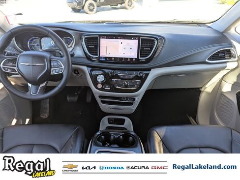 Used 2024 Chrysler Pacifica Select image 11