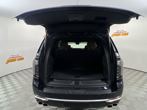 Used 2025 Chevrolet Suburban High Country image 5