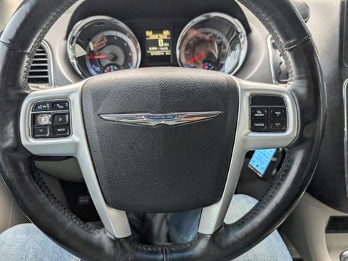 Used 2016 Chrysler Town & Country Touring w/ Driver Convenience Group image 24