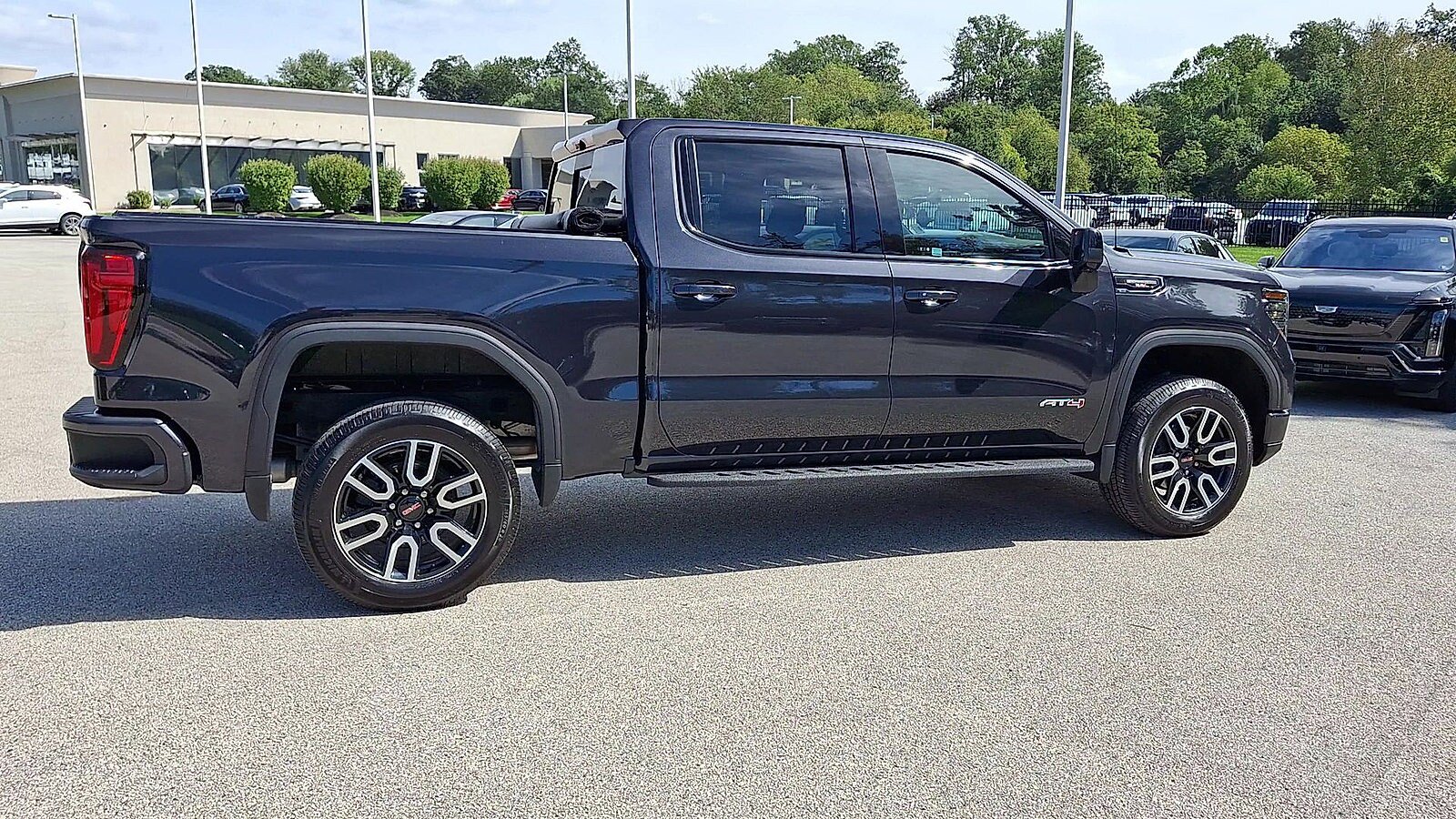 Used 2023 GMC Sierra 1500 AT4 w/ AT4 Premium Package AWD/4WD image 9