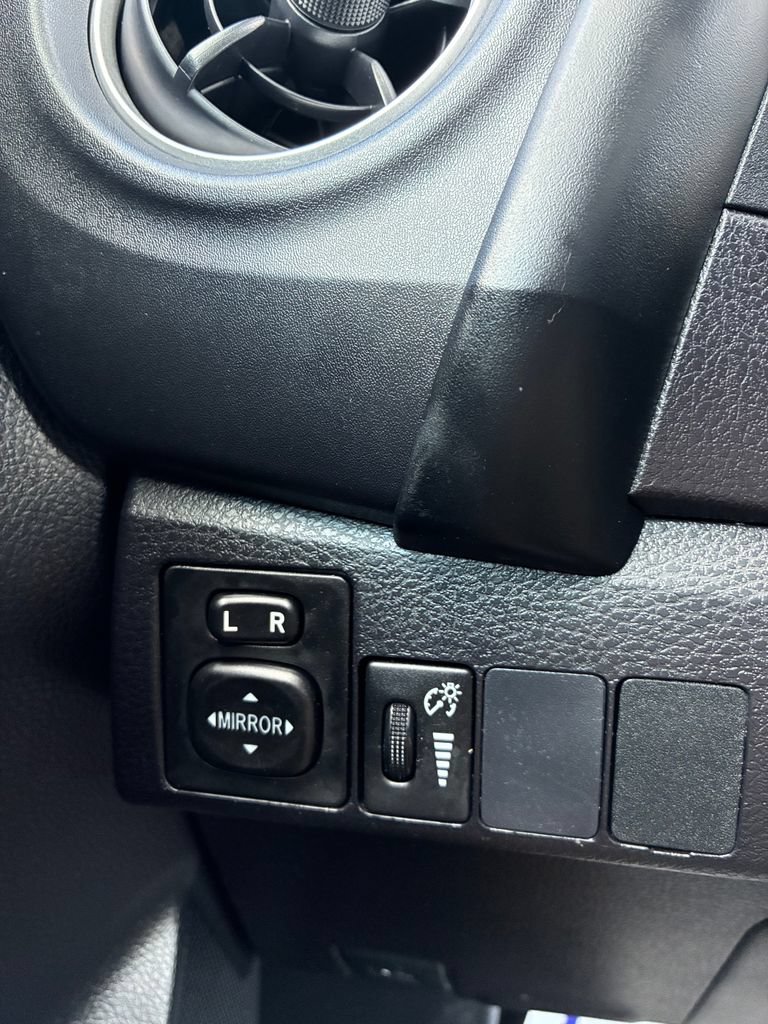 Used 2018 Toyota Corolla LE FWD image 14