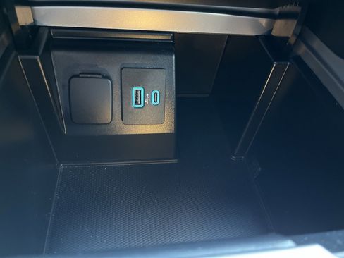 Used 2020 Ford Explorer XLT w/ Equipment Group 202A image 21