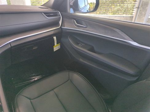 New 2025 Jeep Grand Cherokee Limited image 18