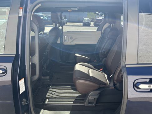 Used 2021 Toyota Sienna Platinum AWD/4WD image 18