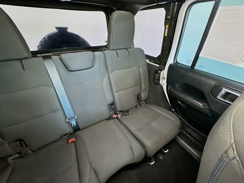 Used 2019 Jeep Wrangler Unlimited Sahara AWD/4WD image 14
