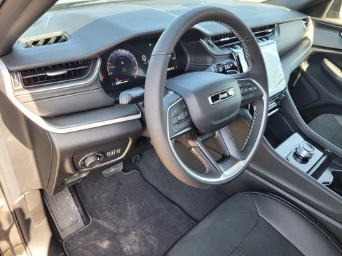 New 2025 Jeep Grand Cherokee L Altitude image 8