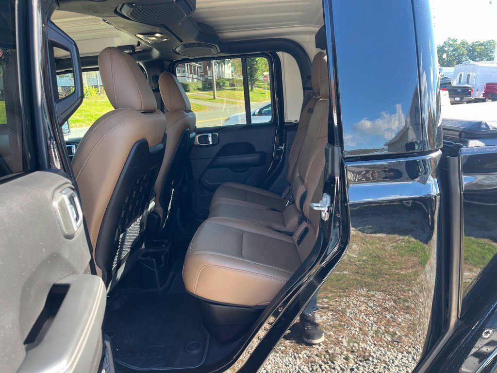 Used 2022 Jeep Gladiator Rubicon w/ LED Lighting Group AWD/4WD image 8