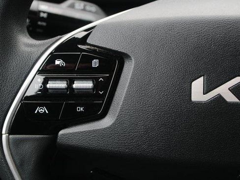 Used 2024 Kia Niro LX image 12