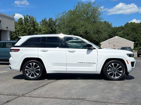 Used 2023 Jeep Grand Cherokee Overland w/ Luxury Tech Group IV AWD/4WD image 8