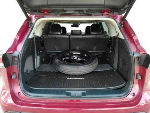 Used 2021 Toyota Highlander XLE image 30